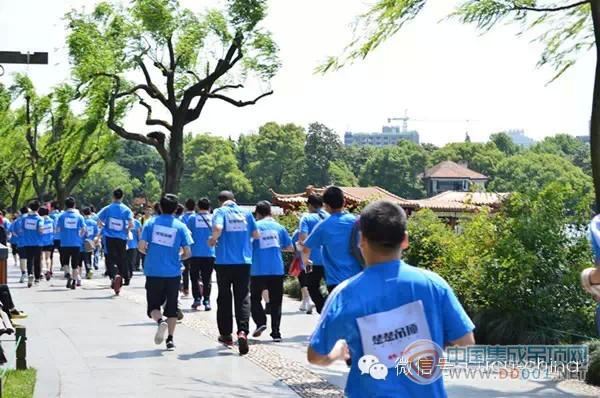 五月相逢西子湖，楚楚奔跑成奇景