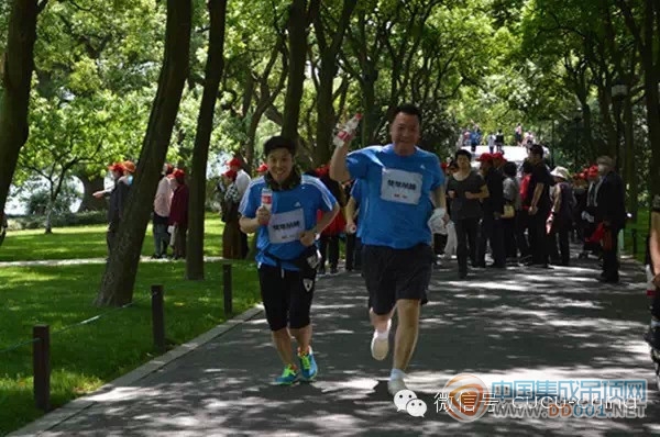 五月相逢西子湖，楚楚奔跑成奇景