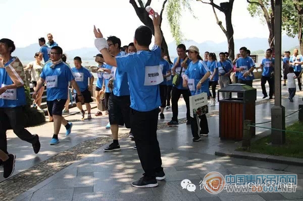 五月相逢西子湖，楚楚奔跑成奇景