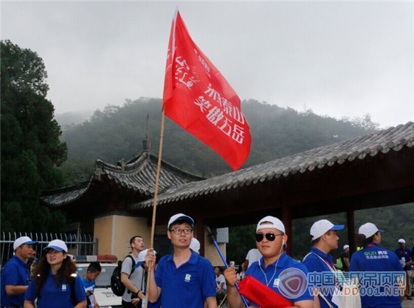 【現(xiàn)場直擊】登頂泰山 奧華人勇攀高峰