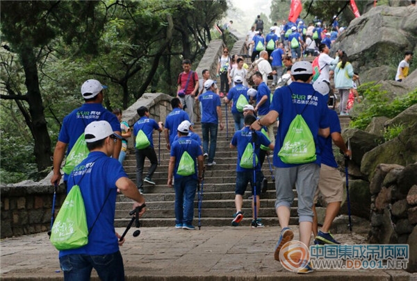 【現(xiàn)場直擊】登頂泰山 奧華人勇攀高峰