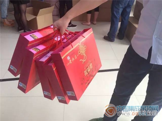 法獅龍喜迎中秋，為員工發(fā)放中秋禮品