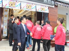 店員迎接經(jīng)銷商