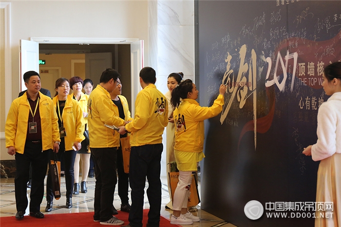 來斯奧「亮劍2017」頂墻核心經(jīng)銷商峰會(huì)完美謝幕