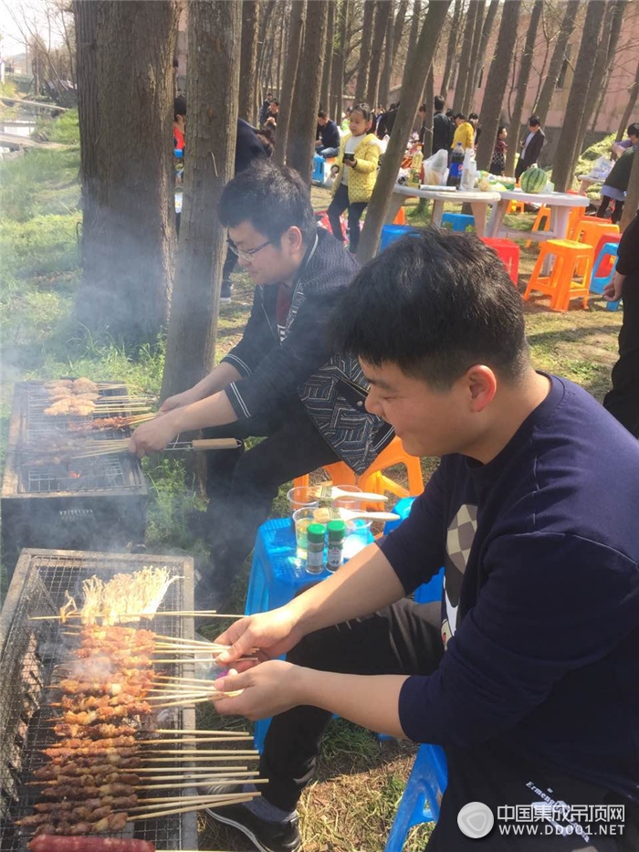 美郝嘉溫馨提示：人間四月，天朗氣清，最是一年燒烤好時光