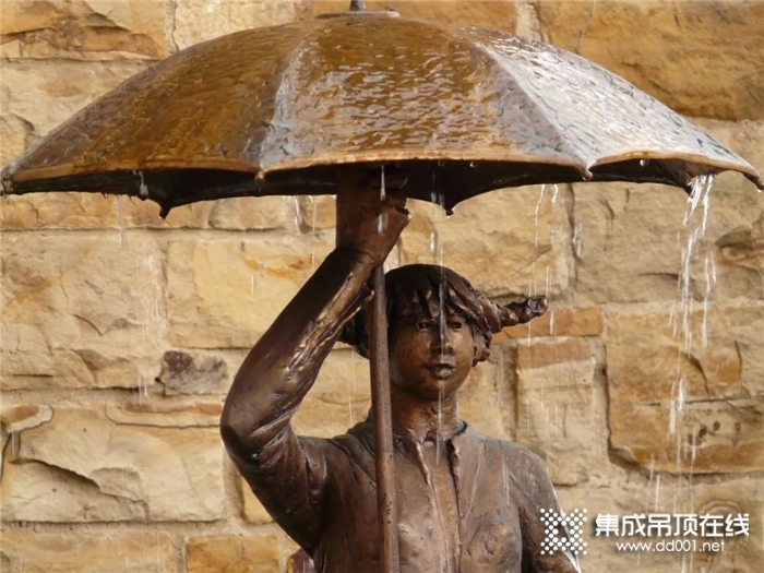 華帝智顏浴霸，實用補救神技能，梅雨季快速拯救衛(wèi)浴間潮暗臭