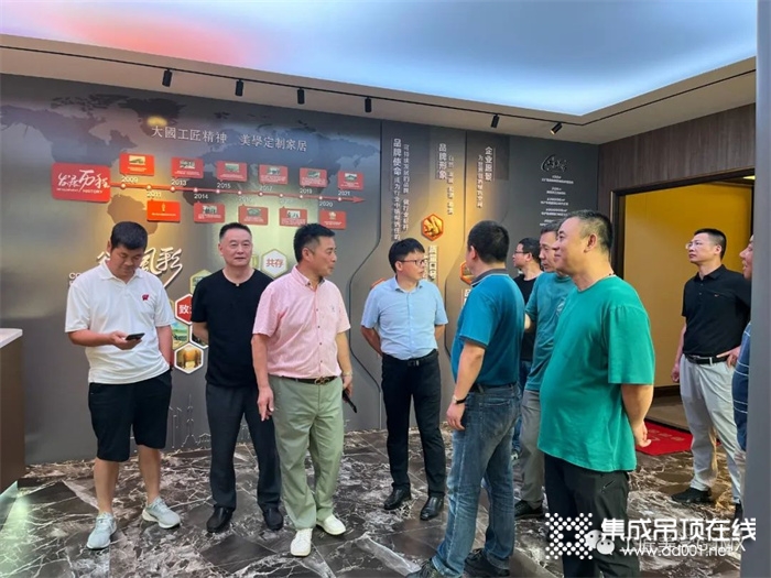 工匠美學：凝心聚力共謀新發(fā)展！熱烈歡迎中建材墻面行業(yè)領導一行蒞臨啟德參觀指導！